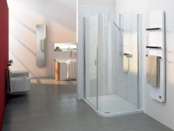 Milovníkům sprchování se nabízí sprchový kout 100 x 100 x 200 cm v provedení chrom v ceně 53 079 Kč s akrylátovou vaničkou 100 x 100 cm za 12 151 Kč. Jistě ocení i topné těleso, cena 62 633 Kč