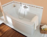 Asymetrická vana z koupelnové kolekce Washpoint (170 x 90 cm), cena (bez bočních panelů a přepadu) 14 684 Kč, IDEAL STANDARD