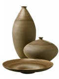 Keramické vázy, průměr 38 cm, v. 28 cm, cena 3 498 Kč, průměr 28 cm, v. 62 cm, cena 4 816 Kč, keramický talíř, průměr 45 cm, v. 9 cm, cena 3 447 Kč