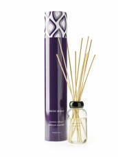 Difuzér (Abode Aroma), velký výběr vůní, balení obsahuje 200ml flakonek s esencí, dekorativní zátku a bambusové tyčinky, cena 870 Kč, www.alamaison.cz.