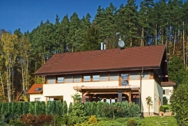 Podélná stavba se sedlovou střechou je navržena a umístěna do terénu tak, aby nerušila skalní panorama se zalesněným hřebenem. Kvůli drsnému klimatu majitelé zvolili betonové střešní tašky