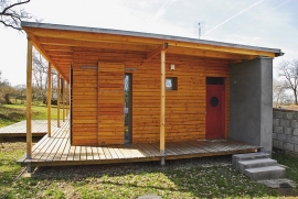 Přízemní dřevostavba o užitné ploše 118 metrů čtverečních byla postavena podle návrhu architekta Ondřeje Kopečného, investice nepřesáhla 3 000 000 Kč. Obložení tvoří katrovaný modřín