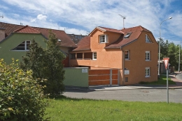 Dům tvaru U se obrací dvorem na severní stranu, směrem k bývalé návsi