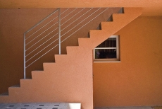 Venkovní schodiště má čisté geometrické tvary
