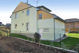 Na východní stranu, směrem k nejbližším sousedům, vedou jen okna z kuchyně, ložnice a prostoru zázemí