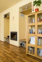 Krb je zapuštěn do dělicí stěny a spaliny odvádí nad ním zavěšený nerezový komín. Krbové těleso tak neubírá užitnou plochu