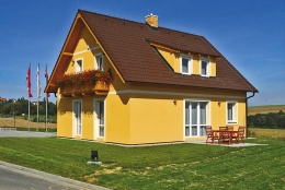 Tradiční vzhled, podpořený vikýřem a okenními šambránami, je kombinován s moderními prvky - francouzskými okny, ketrá umožňují rozšířit společný obytný prostor na zahradu