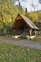 Do okolí Petr Fuchs navrhl například studánku s typickými prvky místní tradiční lidové architektury