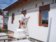 Mužská část rodiny zateplila fasádu domu
