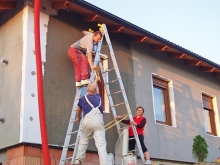 Dům dostane barevný nátěr, až Monika opět našetří potřebné finance