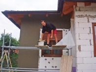 Mužská část rodiny zateplila fasádu domu