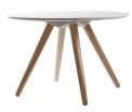V jejich stylu: Odkládací stolek Bee značky Zuiverm, masiv a MDF deska, 75 x 50 x 75 cm, cena 3 999 Kč, www.bonami.cz