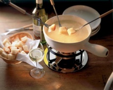Přípravu fondue lze dozajista považovat za společenskou událost