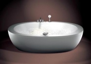 Obdivu odborníků i uživatelů se už několik let těší originální tvary kolekce Alessi inspirované vajíčkem. Samostatně stojící vana, cena 119 588 Kč, LAUFEN