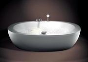Samostatně stojící vana Il Bagno Alessi, 204 x 102 cm, novinka roku 2006, cena 152 600 Kč, LAUFEN
