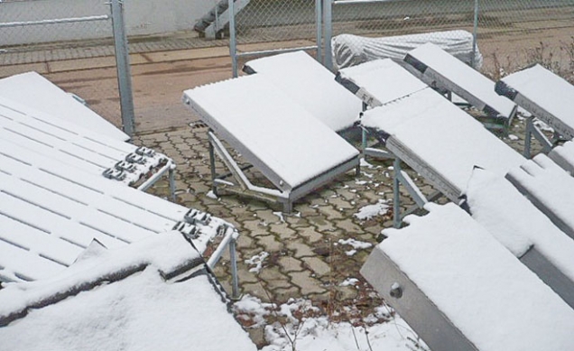 Vedoucí oddělení výzkumu a vývoje společnosti tremco illbruck v Bodenwöhru dohlíží již celé roky na pravidelné testy pásky illbruck TP600 illmod 600, které provádějí nezávislí auditoři. Stejně jako v předchozích letech byl i tentokrát výsledek víc než dobrý: Páska vysoké kvality dokonale těsní i při silném dešti a má dostatečné pohybové rezervy.