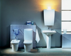 Stojící kombi klozet a bidet ze série Mylife – bidet má skrytý přepad a sedátko s pozvolným automatickým sklápěním. Údržbu usnadňuje povrchová úprava WonderGliss. Cena klozetové mísy 18 035 Kč, nádrže 19 449 Kč, sedátka 6 953 Kč, LAUFEN