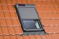 Venkovní markýza Fakro AMZ Solar na el. pohon je vyrobena ze skelných vláken. Velmi účinně zabraňuje přehřívání interiéru, ale zároveň propouští světlo. Lze ji ovládat dotykovým displejem nebo dálkovým ovládáním.