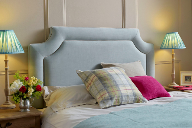 Volit lze i různé tvarování jednoho čalouněného dílce, které je možné dekorovat prošíváním a dekorativním švem. Foto: The Headboard Workshop