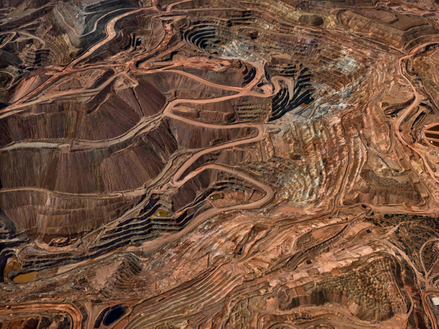 Edward Burtynsky se ve své tvorbě dlouhodobě soustředí na zachycení přeměny krajiny, která přichází kvůli zásahu člověka o svůj původní charakterto-kredit-edward-burtynsky,-courtesy-nicholas-metivier-gallery,-toronto- 73728