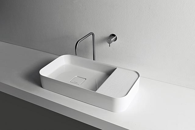Ceramilux je nový kompozitní materiál typu „umělého kamene“, který umožňuje vyrábět velmi subtilní sanitární keramiku (výrobce Antonio Lupi).