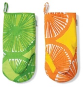 Z kolekce Appelsiini (MARIMEKKO) jsou zástěry (1 139 Kč), čtvercové chňapky (265 Kč/ks) a chňapky rukavice (443 Kč/ks), všechny v barvě žluté a zelené, AKIT