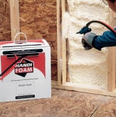 Handi Foam PUR systémy od firmy GASCO jsou mobilní systémy dvousložkové polyuretanové pěny, které rychle tuhnou a mají vysokou přilnavost k podkladu. Výborně tepelně izolují, jsou lehké a pevné. Aplikují se pomocí pistole z tlakových nádob (balení 890-4 500 l). Již několik minut po nástřiku lze zatvrdlou pěnu ořezávat a upravovat její tvar (SKANSKA FOSTER BOHEMIA)