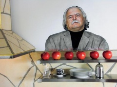 Co si asi myslí profesor Knížák o řadě jablek, kterými majitel ateliéru ozdobil kuchyňskou linku? Že je to nejspíš nějaká hra o jablko, což se dá u mladého muže jistě předpokládat
