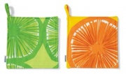 Z kolekce Appelsiini (MARIMEKKO) jsou zástěry (1 139 Kč), čtvercové chňapky (265 Kč/ks) a chňapky rukavice (443 Kč/ks), všechny v barvě žluté a zelené, AKIT