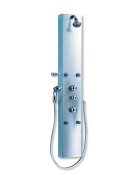 Sprchový panel AquaShower (KORALLE) nabízí vedle horní hlavice také ruční sprchu a boční trysky. K dostání je ve stěnovém a rohovém provedení. Cena 81 967 Kč, SANITEC