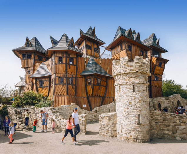 Park Mirakulum se rozkládá na více než 10 hektarech území obce Milovice, které v minulosti obývala sovětská armáda. Po ní tu zbyl vybydlený prostor. Dnes zde najdete desítky atrakcí pro děti i dospělé, naučné stezky i spoustu inspirace pro hravé majitele zahrad.