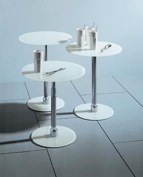 Výškově nastavitelný stůl Arctis 3 C (D-Tec), podnož z matného chromu, deska 10 mm silné pískované sklo, výška 55/75 cm, průměr 70 cm, cena 27 812 Kč, ABITARE