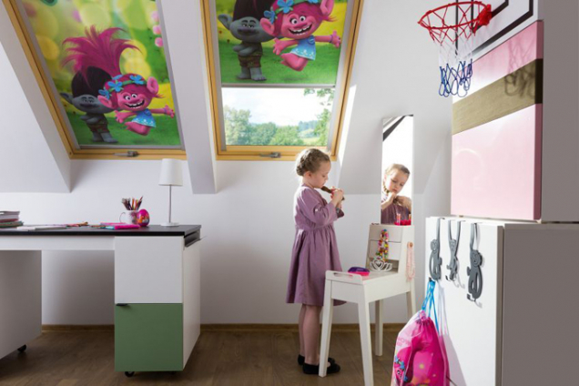 Rolety ARF s motivem oblíbených pohádek jsou ideálním řešením pro podkrovní dětské pokojíčky. Mají všechny výhody standardní rolety ARF a navíc výjimečnou dekorativní funkci. Rolety s oblíbenými hrdiny vytváří fascinující atmosféru v dětském prostoru, ve kterém se nejmladší budou cítit skvěle nejen při svých hrách, ale i během učení, a jejich tváře budou vždy vysmáté. (Zdroj: FAKRO)
