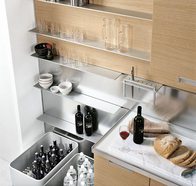 3. Část kuchyně Asia (Arredo 3), provedení dýha Rovere Naturale v kombinaci s nerezovými prvky, pracovní deska v provedení žula nebo umělý kámen, cena 12 000–24 000 Kč/bm, www.betullahome.cz.