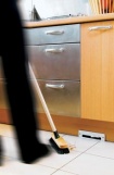 Automatická lopatka VacPan. Využívá se hlavně při rychlém úklidu zejména v kuchyni, kde dochází často ke spadu drobků z pracovní plochy na zem