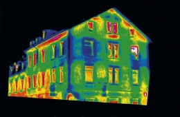 Výpočet tloušťky izolace i způsob provedení zateplení může výrazně ovlivnit a usnadnit termografický snímek. Nejvyšší úniky tepla představuje barva červená, oranžová a hnědá, nejnižší zase modrá (KNAUF)