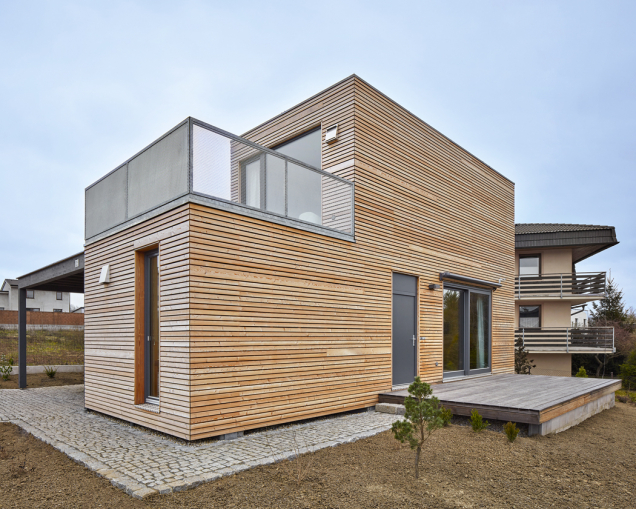 První stavba freedomku se v rámci projektu Architecture Week objevila na Václavském náměstí někdy před deseti lety. Dnes už se koncept minimálního bydlení v modulových dřevěných domech stal oblíbeným a rozšířeným způsobem výstavby.