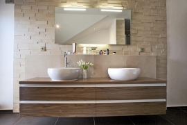 Umyvadlová skříňka LE BON je osazena umyvadly z kolekce Il Bagno Alessi One, cena 20 184 Kč, LAUFEN BATHROOM