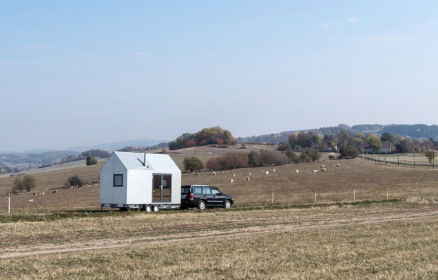 K přesunu domku Mobile Hut potřebujete jen větší osobní auto s tažným zařízením, tzv. koulí. Postavit ho můžete kdekoli bez stavebního povolení. (Zdroj: Mobile Hut)