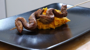 filet z krajty na špízku v teriyaki marinádě, batátové pyré