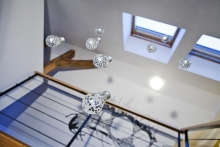 Tip designérky! V době přechodu na úsporné žárovky staré žárovky nevyhazujte. Tavnou pistolí nalepte barevné flitry a zavěste na silon