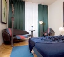 Pohled na relaxační koutek v ložnici