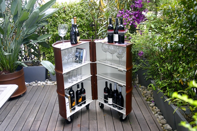 Nápaditý venkovní stolek z recyklovaného plechového sudu z produkce italského designového studia Barrel12, navazujícího na koncept architekta Francesca Cutiniho.