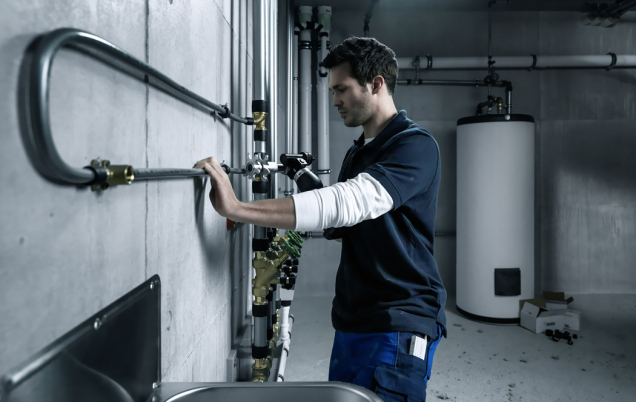 Hygienické standardy na čistotu pitné vody se neustále zvyšují. Ne nadarmo se také říká, že čistá voda je tím nejcennějším jměním. I když ale pitná voda projde přísně hlídaným martýriem úpravovny, pořád to ještě neznamená, že si ji do skleničky napustíme ve stejné kvalitě. Ač se to nemusí někomu zdát, roli hrají rozvody vody. (Zdroj: REHAU)