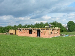 Stavba se předala další firmě, která zhotovila strop