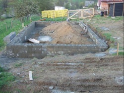 Nerovné pasy musel Viktor dorovnávat  vlastnoručně umíchaým betonem