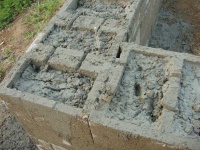 Při vylévání betonu pomohl Viktorovi ponorný vibrátor