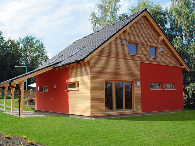 Jednoduchý a tvarem velmi střízlivý dům Bella 167 s obytným podkrovím. Prostorný, vzdušný a elegantní v kombinaci barev i materiálů užitých na fasádě