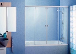 Čtyřdílné posuvné dveře k vaně Bella Vita, barvy profilů platinum silber, edellmatt a bílá, jednovrstvé tvrzené sklo (ESG), čiré nebo edelsatin (u obou možná povrchová úprava Cfleartec), cena od 46 860 Kč, DUSCHOLUX