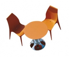 Stolek Beluga (Cattelan Italia) z polypropylenu v barvě oranžové, zelené, bílé, černé a hnědé, výška 72 cm, průměr 70 cm, cena 13 818 Kč, ABITARE